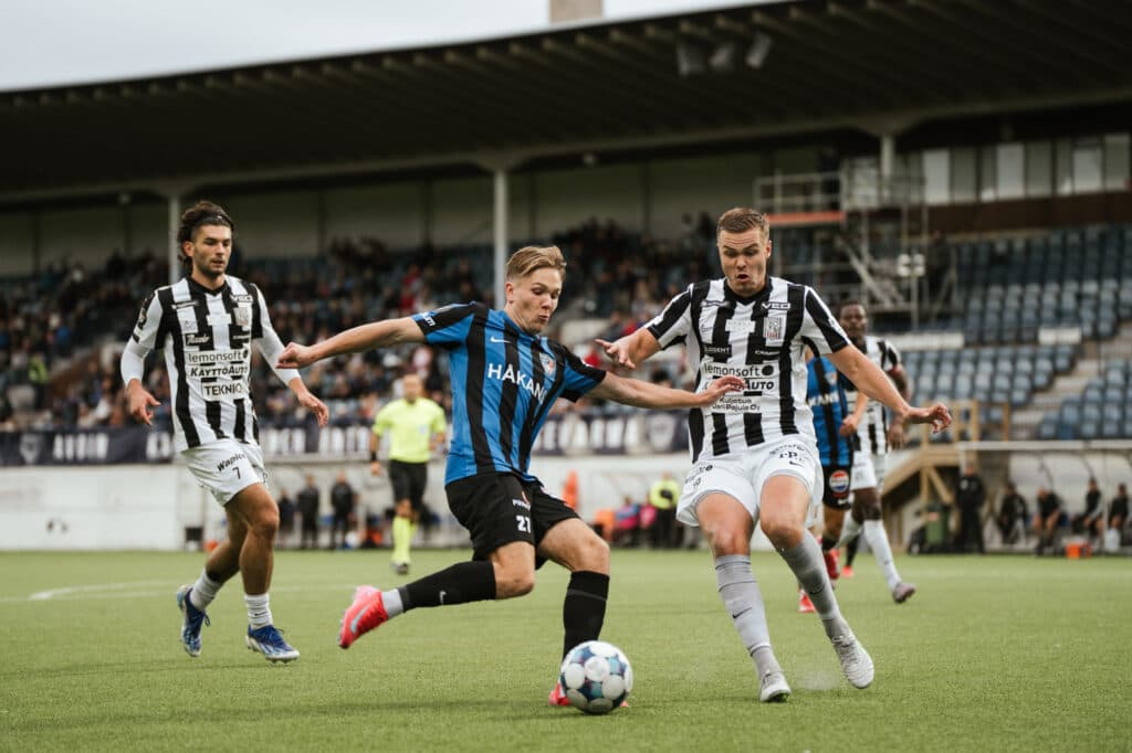 Hyökkäävä laitapuolustaja Seth Saarinen on pelannut myös Sveitsin maajoukkueessa – tutustu Sethiin!