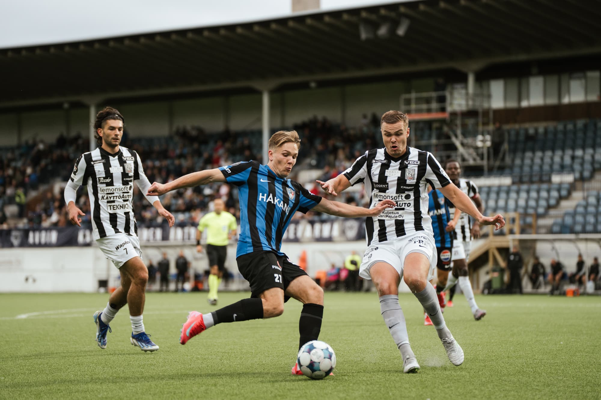 Hyökkäävä laitapuolustaja Seth Saarinen on pelannut myös Sveitsin maajoukkueessa – tutustu Sethiin!