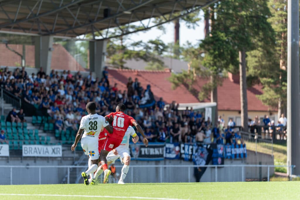 Inter värjää Maarianhaminan sinimustaksi!