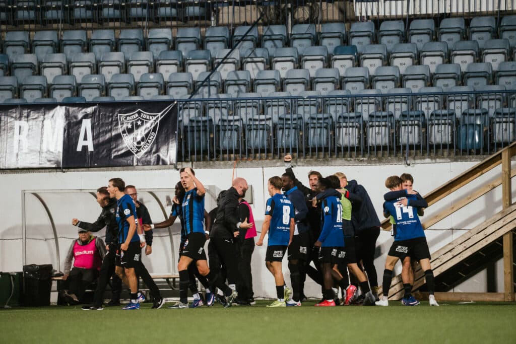 Massiiviset pisteet Turkuun viimehetken maalilla!