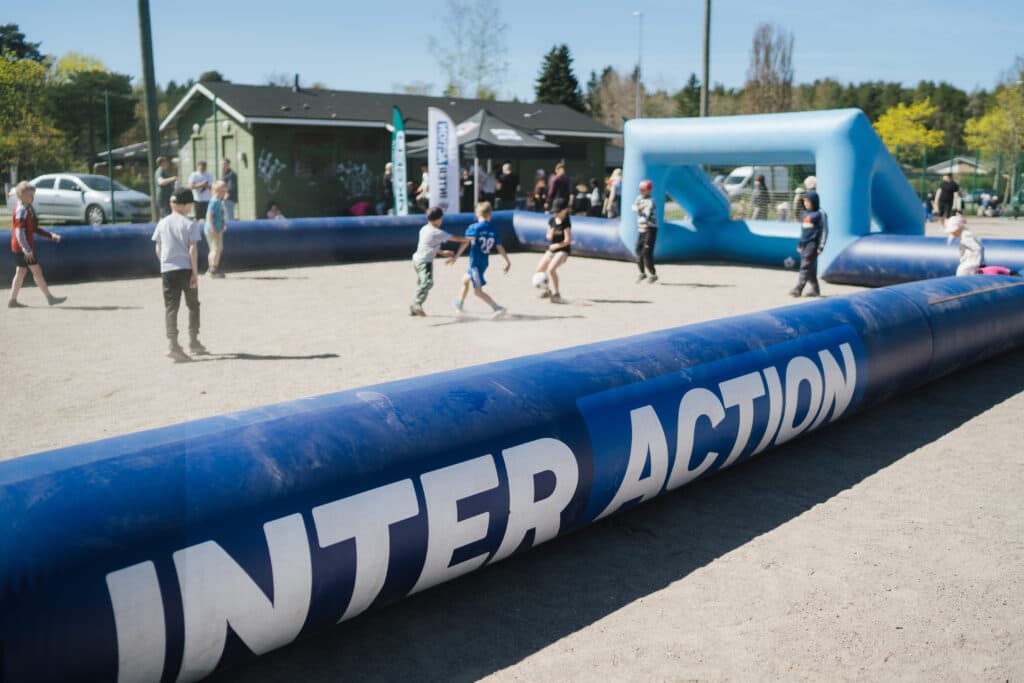 InterAction-lähiöiden pelitapahtuma lauantaina Lausteen Palloiluhallissa